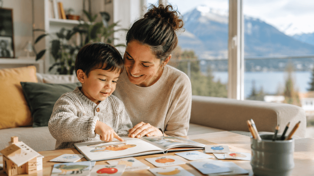 Mehrsprachiges Kind aus Thun fördert die Sprache gemeinsam mit einem Elternteil zu Hause beim Bilderbuch (KI-generiert)