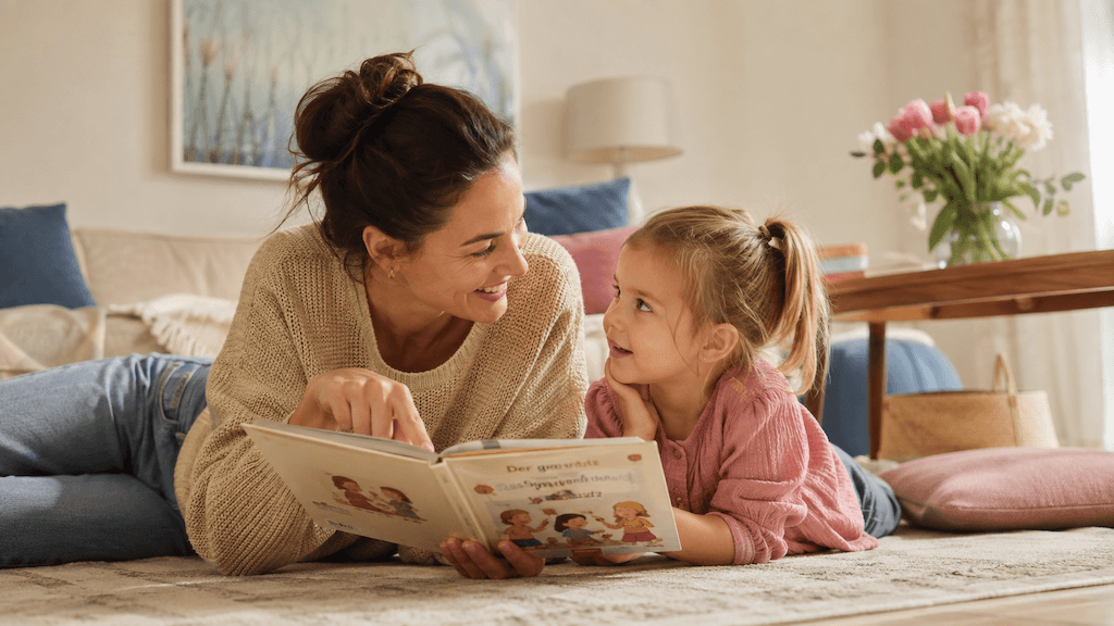 Familie zu Hause während einer Online-Logopädie-Sitzung, die sich flexibel in den Alltag einfügt (KI-generiert)